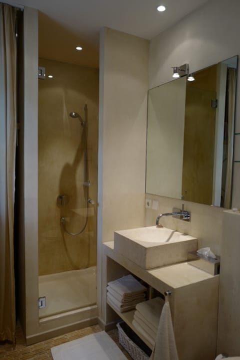 Combined shower/tub, hair dryer, bidet, towels