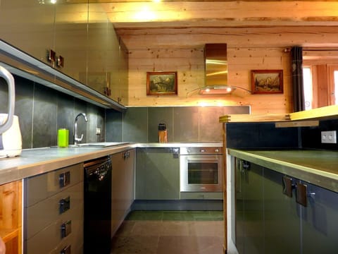  Nature Ski Lodge  Sterwen modern kitchen
details on www.chalets-paradiski.fr