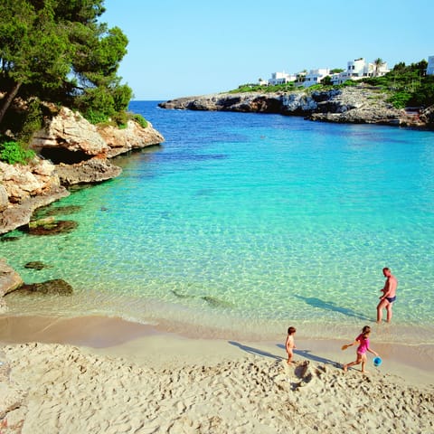 Beach nearby, sun loungers, beach towels