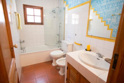 Combined shower/tub, hair dryer, bidet, towels