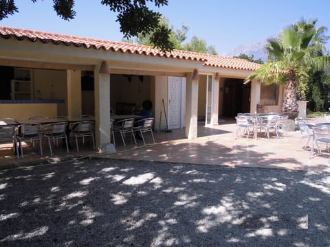 Pool side bar and shaded jacuzzi.