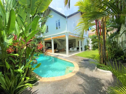 Villa Merta Sari 8 - Pool and Tropical Garden