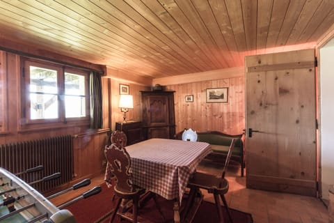 Apres Ski Room: Authentic room with table for playing cards