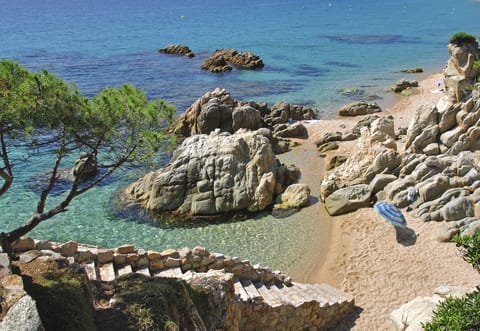 Beach nearby, sun loungers, beach towels