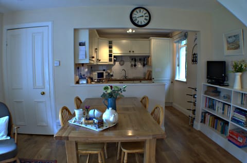 The well equipped kitchen/dining room.