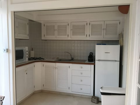 Fridge, oven, stovetop, coffee/tea maker