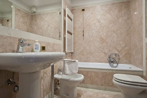 Combined shower/tub, hair dryer, bidet, towels