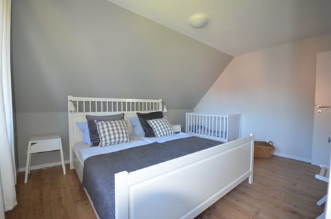 5 bedrooms, iron/ironing board, cribs/infant beds, free WiFi