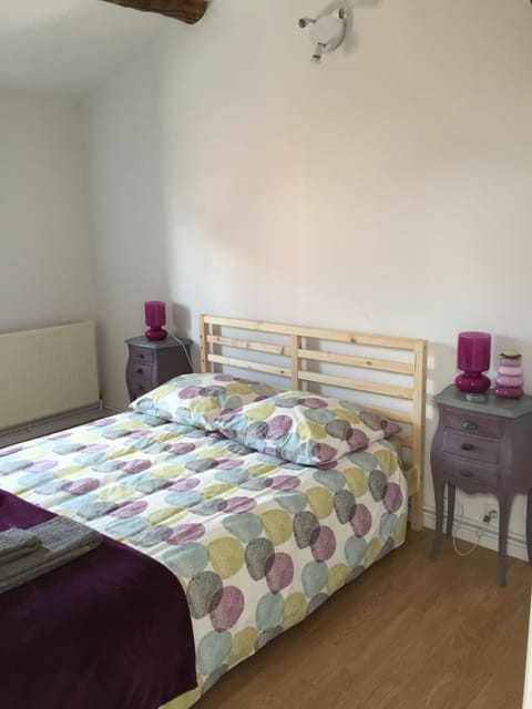 2 bedrooms, travel crib, free WiFi, bed sheets