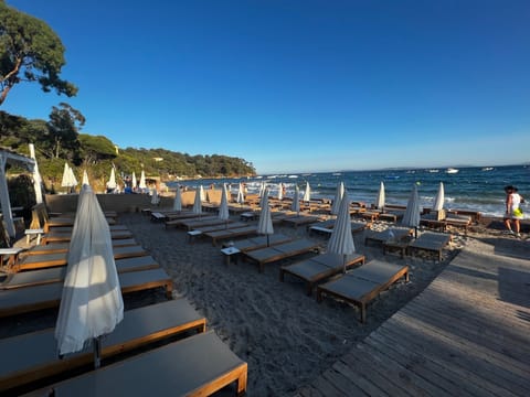 Beach nearby, sun loungers, beach towels