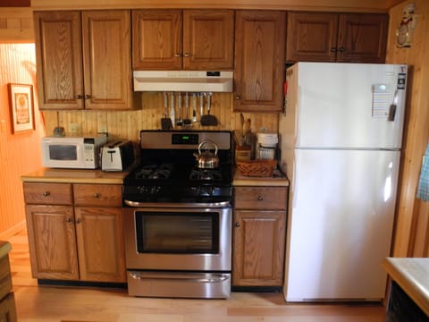 Microwave, dishwasher, coffee/tea maker, cookware/dishes/utensils