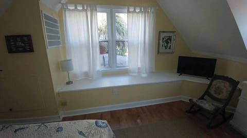 4 bedrooms, iron/ironing board, travel crib, free WiFi