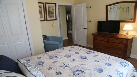 4 bedrooms, iron/ironing board, travel crib, free WiFi