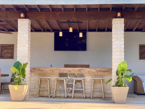 AGAVE POINT - The white rock Cabana is sublime! Poolside movies, blue tooth speakers, bar with sink & frig, lounge & al fresco dining.