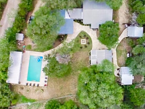 AGAVE POINT - White rock pathways connect each cabin to the main house. Completely private, filled with tropical flowers and palm trees make this a sun kissed paradise.