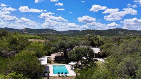 AGAVE POINT - Beautiful Agave Point sits below the mountains and alongside the Frio River in the very heart of Concan.