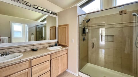 Combined shower/tub, hair dryer, towels