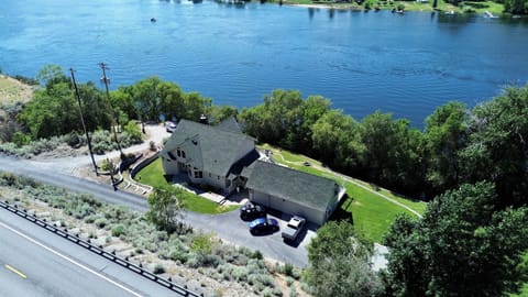 Bird's eye view of the Columbia River House and Cottage - right on the Columbia River!