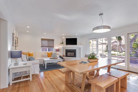Main living room, Smart TV, gas fireplace
