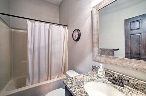 Combined shower/tub, jetted tub, hair dryer, towels