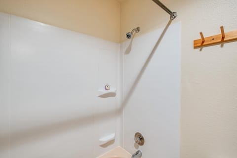 Combined shower/tub, towels