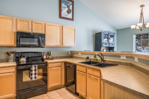 Fully stocked kitchen with 4 barstools at the upper bar for extra seating.