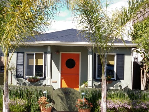 Front view of the Starfish Bungalow in Seal Beach 