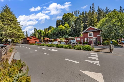 Lumbar Yard within walking distance