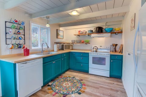 This bright, cute kitchen is perfect to prepare some wonderful family meals.