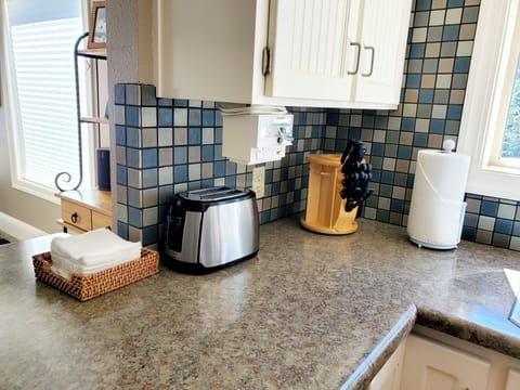 Kitchen photos do not show everything available as there are only 50 photos max.