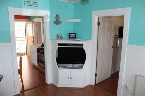 kitchen to the left, front bedroom for the right 