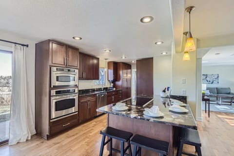 Kitchen with Breakfast Bar for Four
