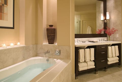 Combined shower/tub, jetted tub, hair dryer, towels