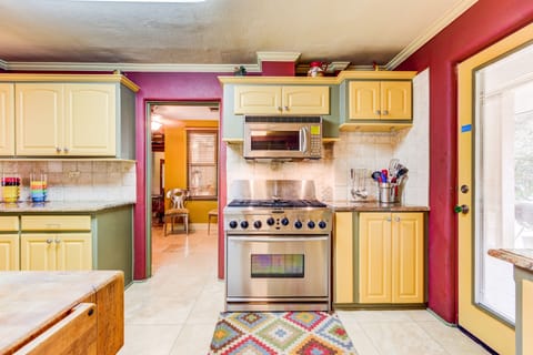 Fully equipped kitchen with 6-burner gas stove, large refrigerator .