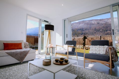 Large living space, facing south and Ouest. Mountain views