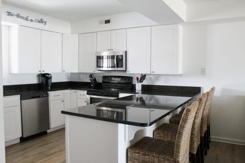 Private kitchen | Fridge, microwave, oven, stovetop