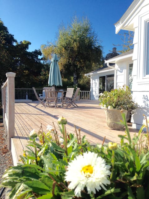 The deck has an unobstructed 180 degree view of Puget Sound and Mt. Rainier. 