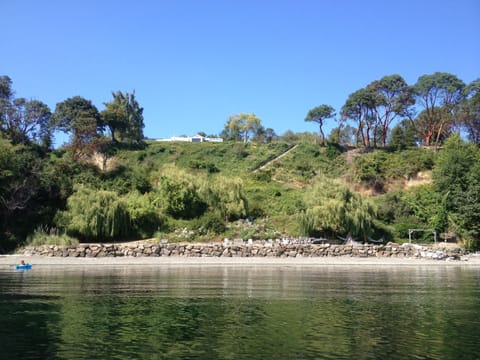 Beach nearby, sun loungers, beach towels