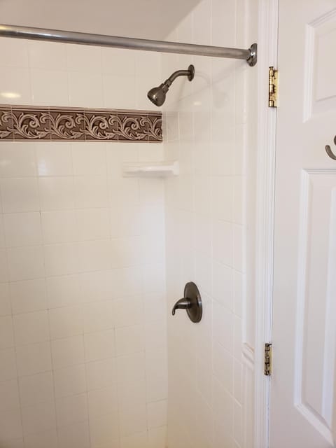 Combined shower/tub