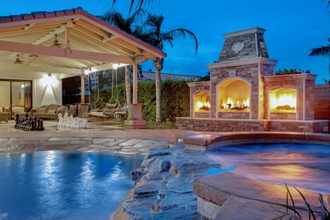 Triple fireplace, spa and pool beach entry