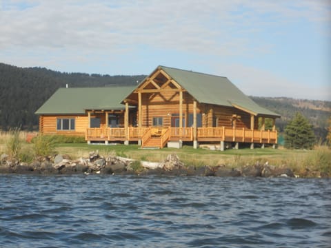 Yellowstone Log Home on Henry's Lake. 18 miles from West Yellowstone entrance.