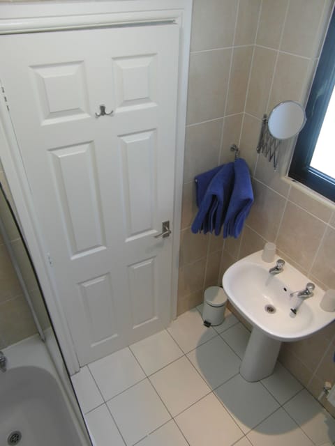 Combined shower/tub, hair dryer, towels