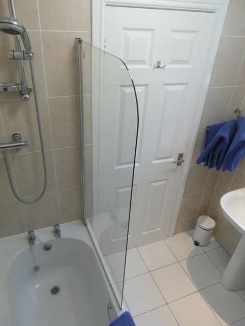 Combined shower/tub, hair dryer, towels