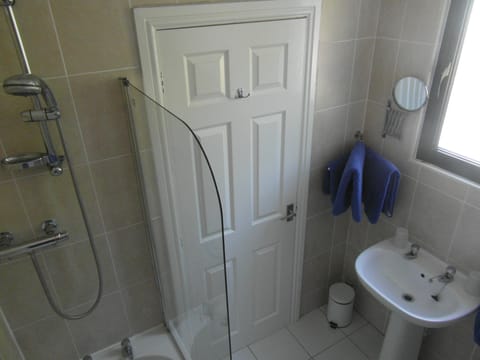 Combined shower/tub, hair dryer, towels