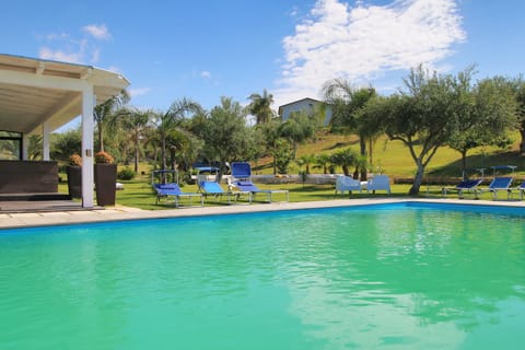 Outdoor pool, an infinity pool