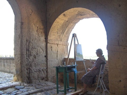 painter on the bridge of Civita di Bagnoregio