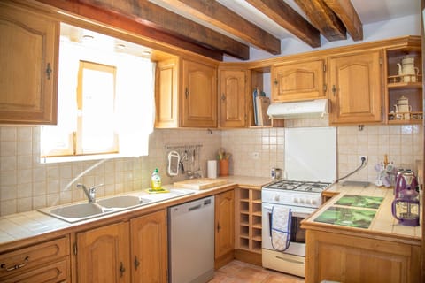 Cottage - kitchen