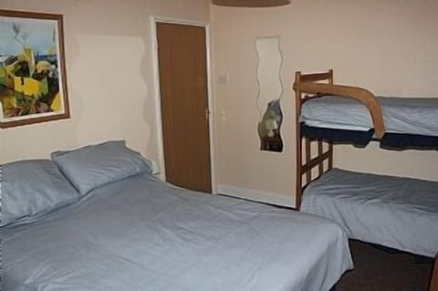 3 bedrooms, iron/ironing board, internet, bed sheets