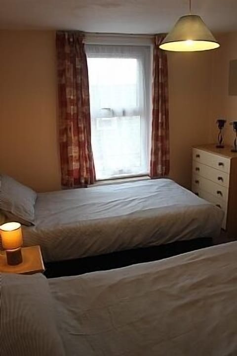 3 bedrooms, iron/ironing board, internet, bed sheets