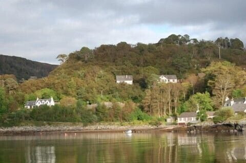 house is middle one in picture